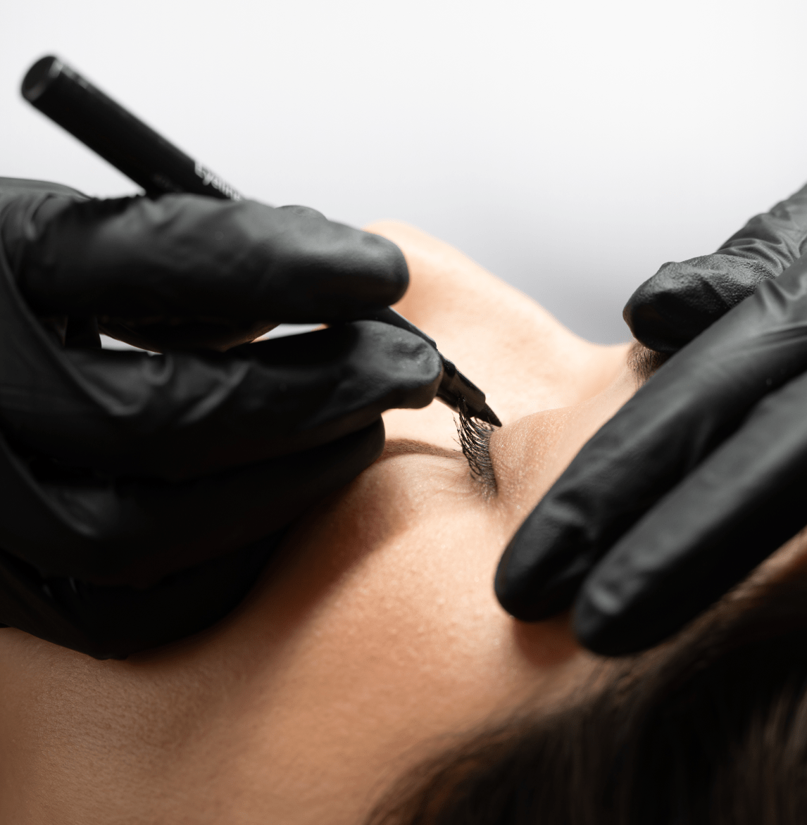 Beauté du regard avec services de microblading et épilation des sourcils