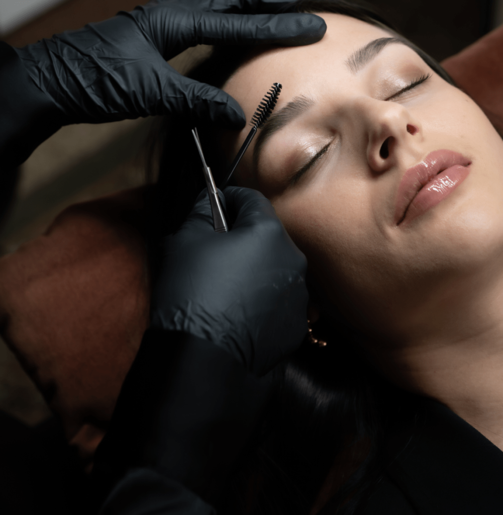 Beauté du regard avec services de microblading et épilation des sourcils