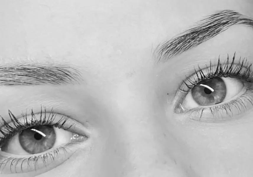 Beauté du regard avec services de microblading et épilation des sourcils