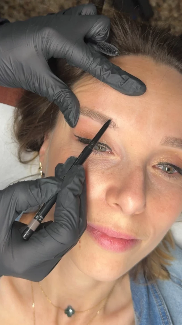 La restructuration des sourcils permet de sublimer votre regard avec précision et élégance. Elle redonne de la structure, de la lumière et de la profondeur à votre visage.
Le travail est réalisé exclusivement à la pince à épiler, afin de préserver l’intégrité de la peau et ses fibres de collagène et d’élastine.

À la fin de la séance, je vous propose un accompagnement personnalisé : conseils maquillage, choix des textures et des teintes les plus adaptées pour un rendu naturel et harmonieux, à reproduire facilement chez vous.
__

#beauteduregard #sourcils #sourcilsnaturels #restructurationsourcils